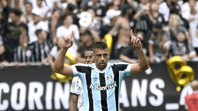 Diego Souza festeja o gol contra o Corinthians