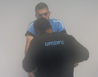 Chuva provoca mudança em treino e deixa elenco do Grêmio na academia