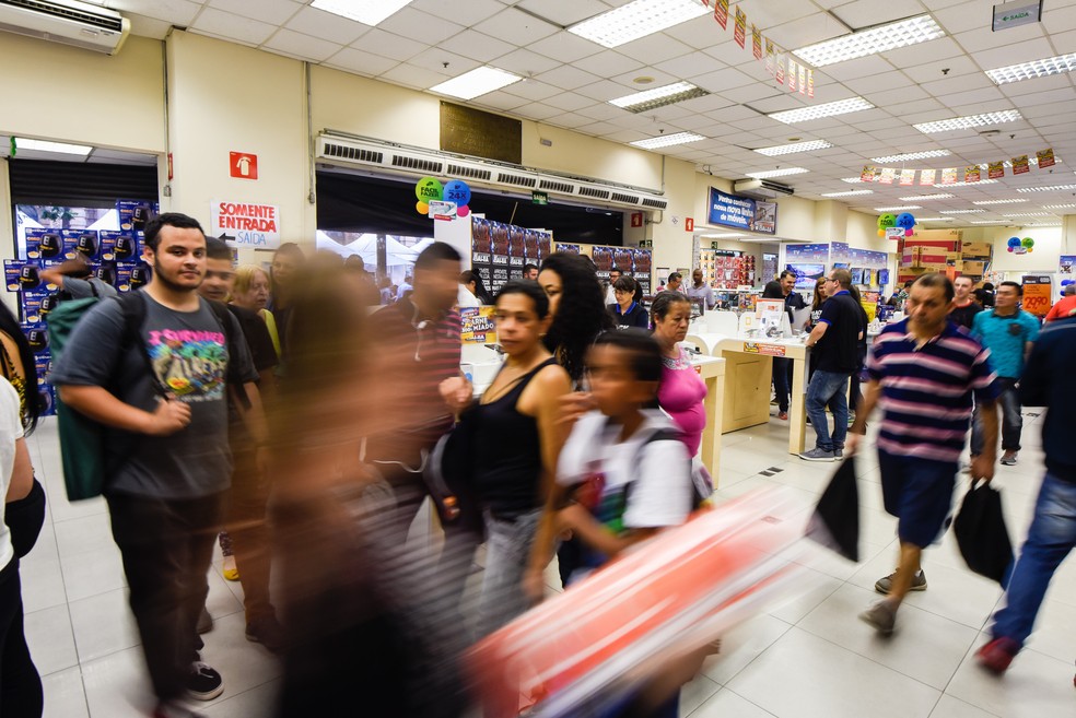 Consumidores procuram ofertas em loja de varejo em São Paulo (Foto: Flavio Moraes/G1)