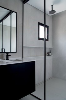 Melina Romano assinou a reforma deste apê de 250 m², garantindo o estilo contemporâneo e atemporal para o casal morador. Na foto, detalhes do banheiro minimalista, com gabinete e metais pretos