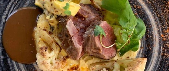 Filet mignon com couve-flor, rúcula sauce bèarnaise com erva mate