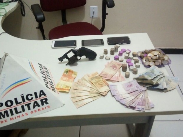 Policiais Militares recuperaram dinheiro e celular levado de uma mercearia (Foto: Polícia Militar/Divulgação)