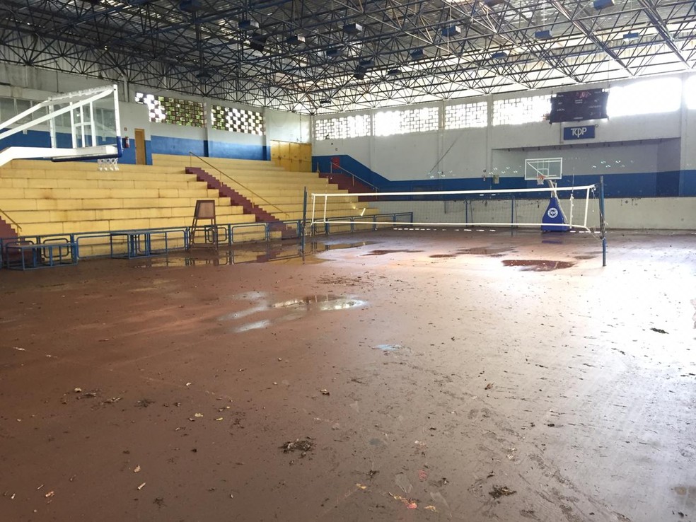 Tênis Clube de Presidente Prudente foi alagado durante o temporal nesta sexta-feira (4) — Foto: Murilo Zara/TV Fronteira