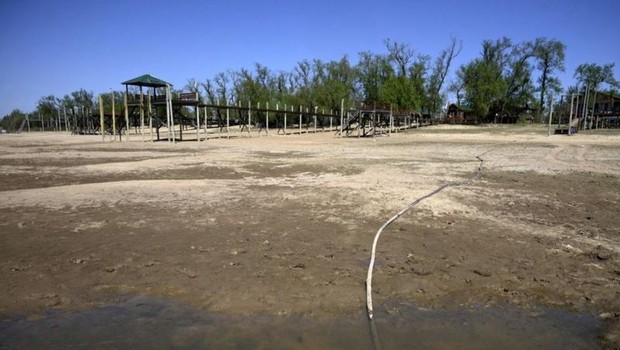 BBC- Onde antes havia água, apenas terra empoeirada é visível (Foto: Getty Images via BBC News Brasil)