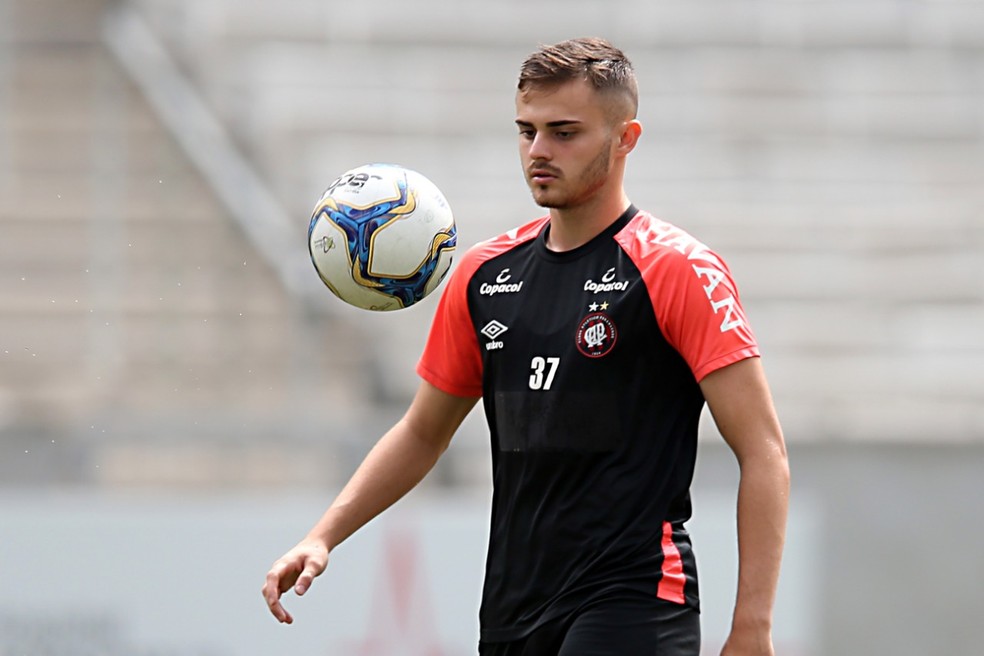 Atacante Gabriel Poveda é outra opção para o Athletico de Tiago Nunes — Foto: Albari Rosa/Gazeta do Povo