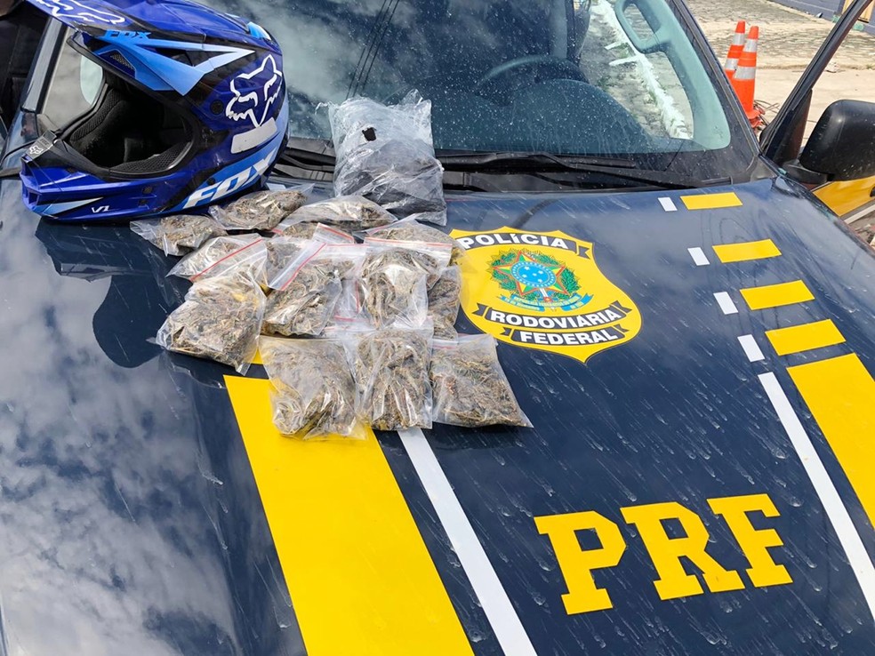 Drogas foram recolhidas pela PRF-PB dentro do carro do suspeito preso em JoÃ£o Pessoa â Foto: DivulgaÃ§Ã£o