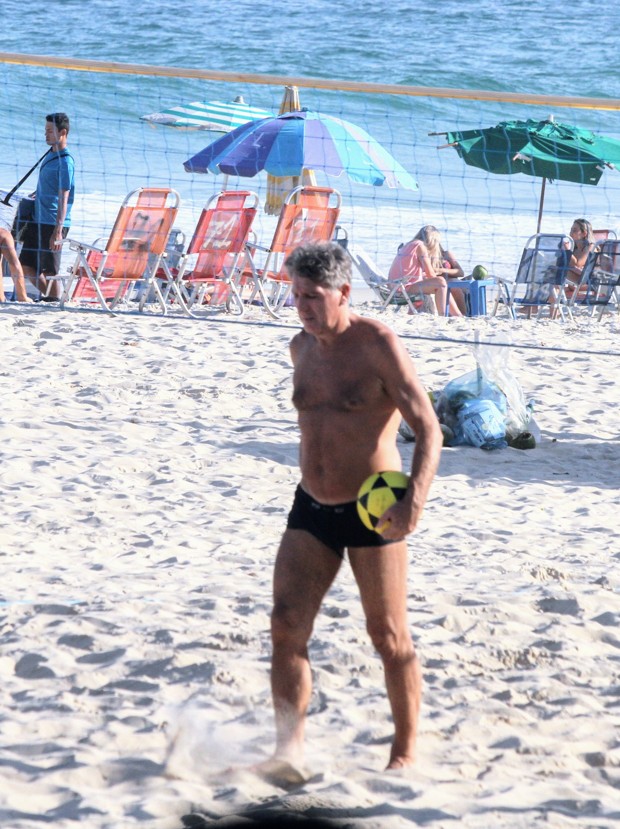 Renato Gaúcho joga futevôlei na praia (Foto: Daniel Delmiro / agnews)