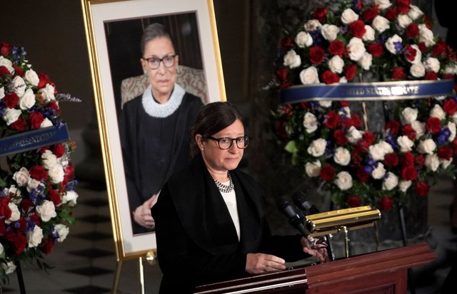 WASHINGTON, DC - SEPTEMBER 25:  Rabbi Lauren Holtzblatt speaks during ceremony to honor the late Justice Ruth Bader Ginsburg as she lies in state at National Statuary Hall in the U.S. Capitol on September 25, 2020 in Washington, DC. Ginsburg, who was appo (Foto: Getty Images)