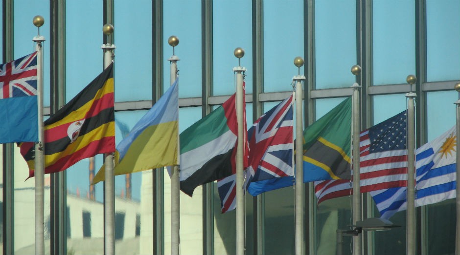 Bandeiras em frente ao edifício da ONU em Nova York (Foto: USAID U.S. Agency for International Development)