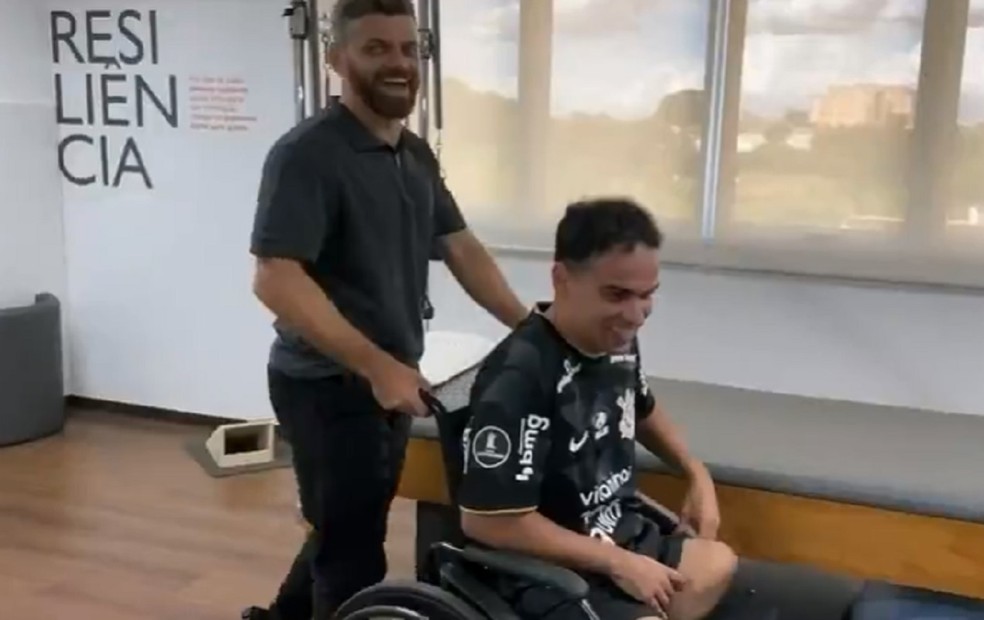 O policial Leonardo encontrou no projeto Anjos sem Pernas uma forma de melhorar a reabilitação após a amputação — Foto: TV TEM/Reprodução