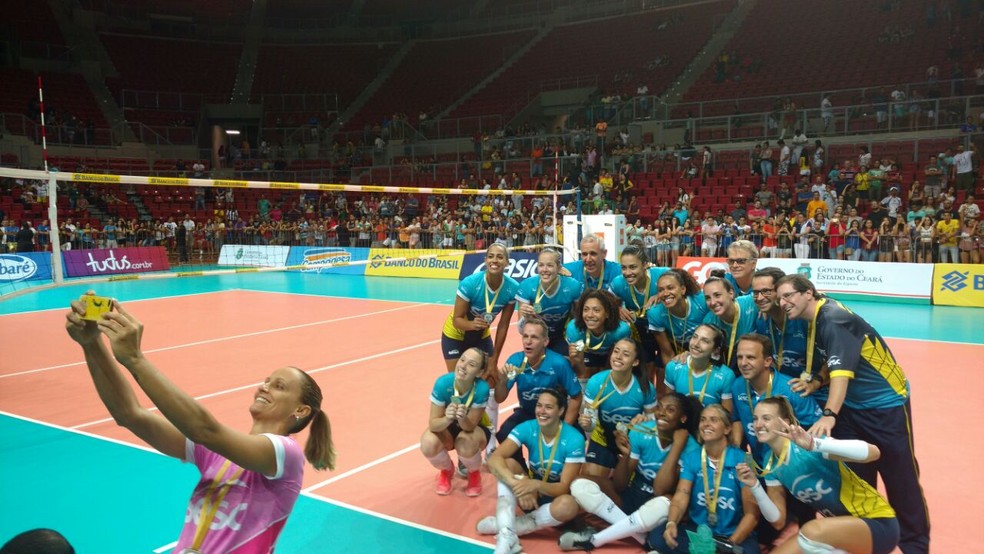 Líbero Fabi faz selfie com o restante do time campeão do Rio de Janeiro (Foto: Crisneive Silveira)