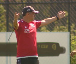 Eduardo Baptista comanda treino da Ponte  (Foto: Carlos Velardi/EPTV)