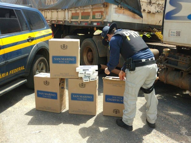 PRF descobre contrabando de cigarros na BR-262 em Ibiá (Foto: PRF/Divulgação)