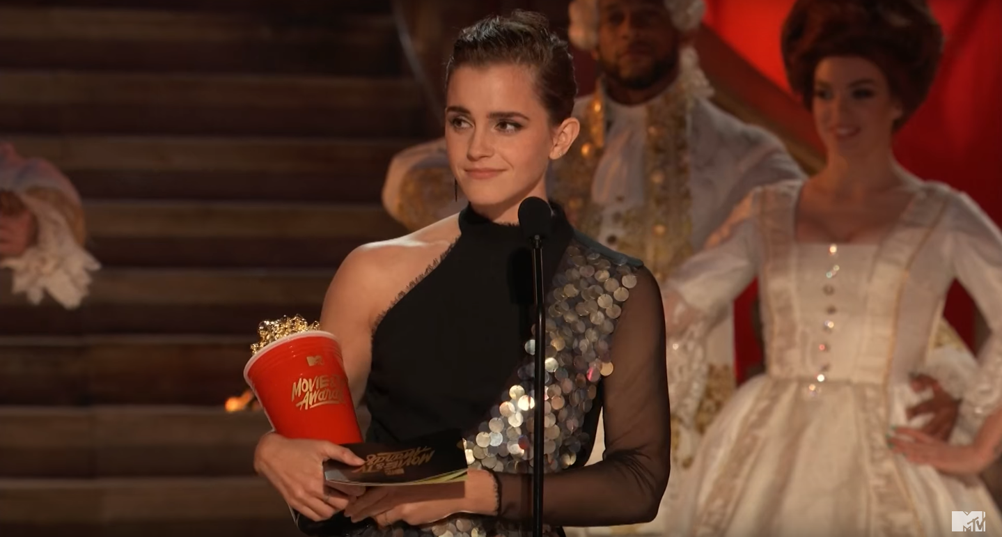 Emma Watson recebe prêmio de melhor atuação no cinema durante o MTV Movie & TV Awards (Foto: YouTube/MTV)