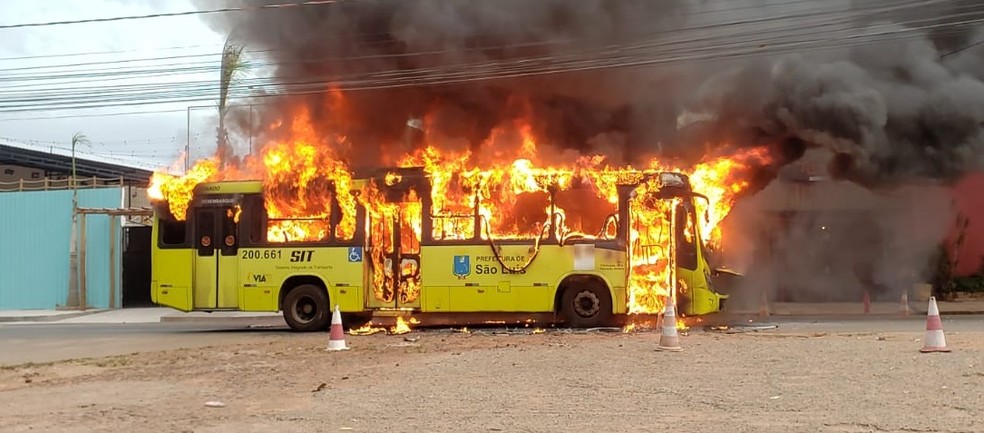 Chamas destruíram o veículo. — Foto: Divulgação