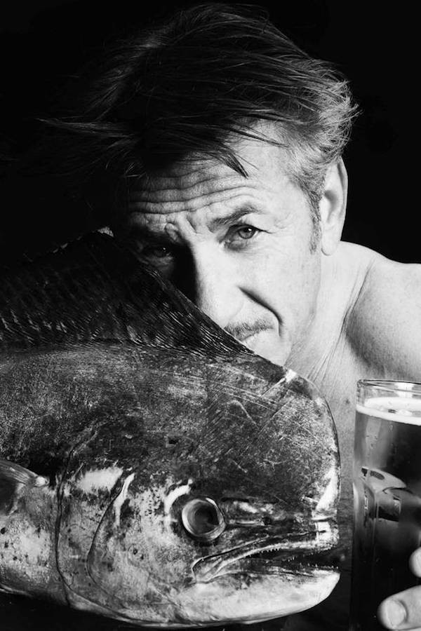 O ator Sean Penn em foto de campanha contra a pesca ilegal (Foto: Divulgação)