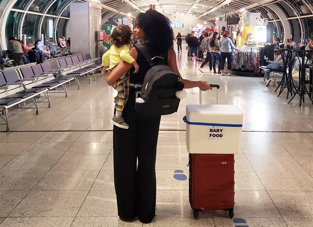 Sheron Menezzes pronta para viajar com o filho, Benjamin (Foto: Reprodução/Instagram)