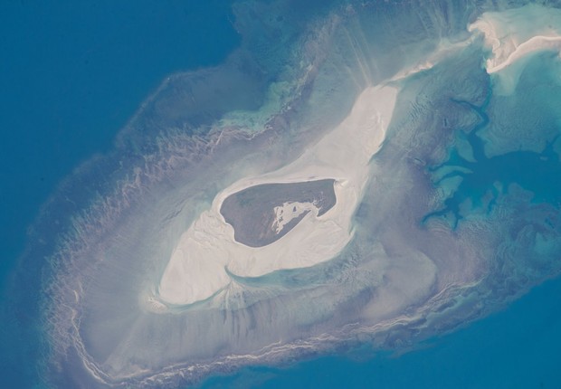 Os astronautas a bordo da Estação Espacial Internacional (ISS, na sigla em inglês) registraram esta imagem da Ilha Adele, na costa norte da Austrália, em 11 de junho de 2015. A ilhota possui uma extensão de 2,9 quilômetros (Foto: NASA)