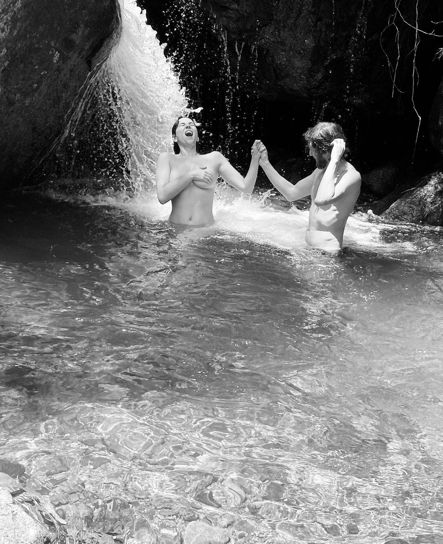 Tainá Müller faz topless ao lado do marido, Henrique, em cachoeira (Foto: Reprodução / Instagram)