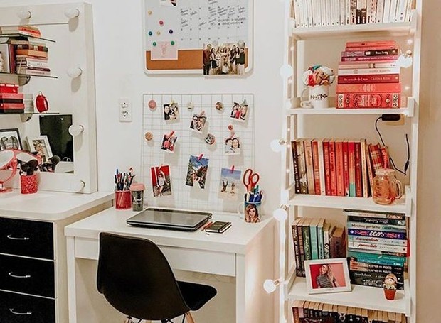 Um mural de fotos e um quadro de planejamento decoram o espaço de home office (Foto: Reprodução/Pinterest)