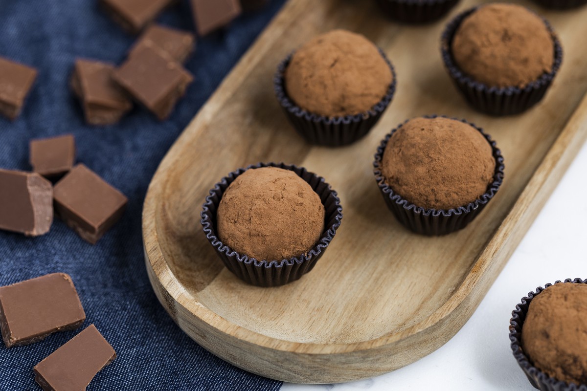Como enrolar brigadeiro de forma f\u00e1cil e r\u00e1pida | Receitas