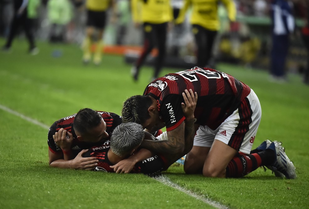 Jogadores do Flamengo comemoram segundo gol contra o Atl&eacute;tico-MG  &mdash; Foto: Andr&eacute; Dur&atilde;o