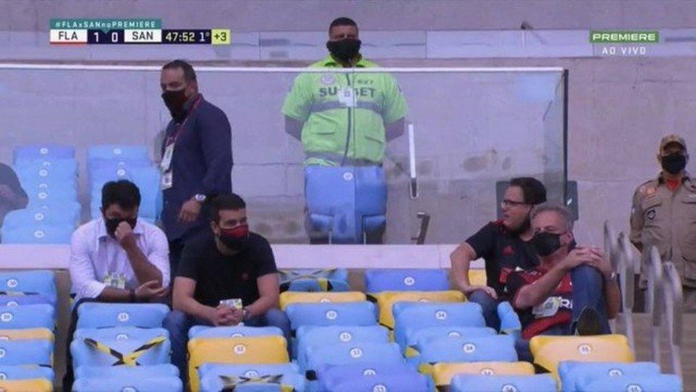 Dirigentes do Flamengo durante partida contra o Santos — Foto: Reprodução
