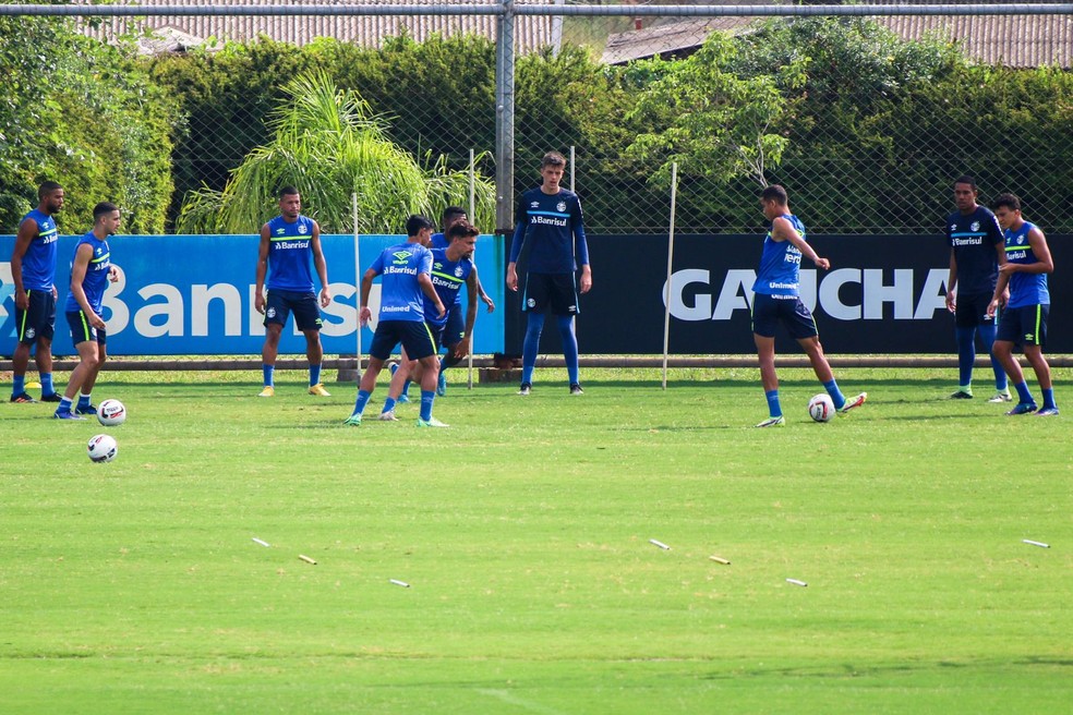 Jovens no treino do Grêmio na manhã desta terça-feira — Foto: João Victor Teixeira/ge.globo