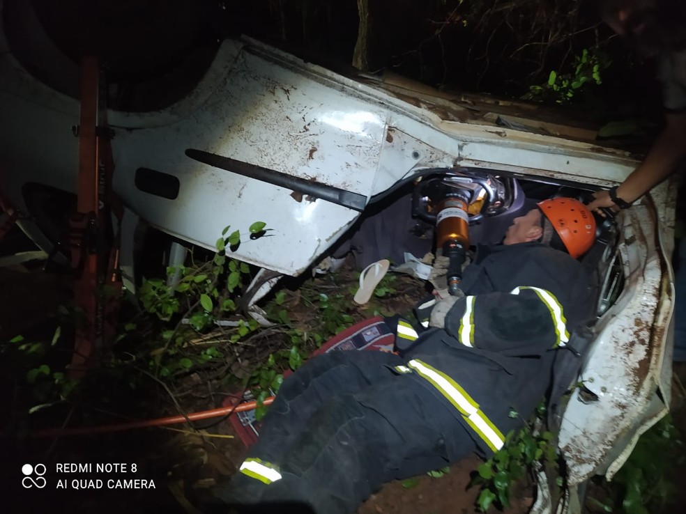 Corpo de Bombeiros em socorro às vítimas do acidente — Foto: Corpo de Bombeiros/Divulgação