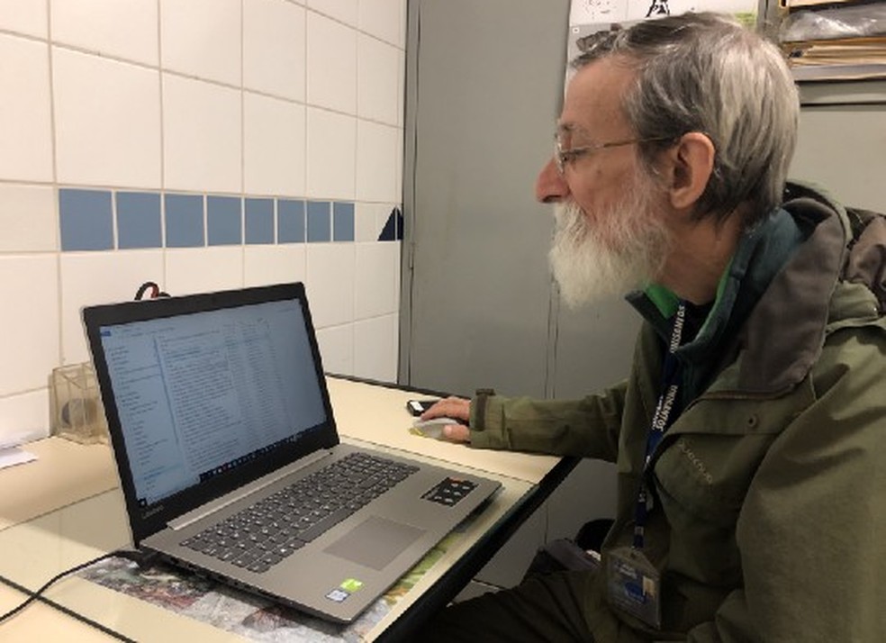 Professor Francini estuda hÃ¡ 40 anos as espÃ©cies de borboletas no Vale do Quilombo (Foto: Gabriel Gatto)
