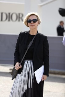 Ana Clara Garmendia chega no desfile da Dior em Paris, na França