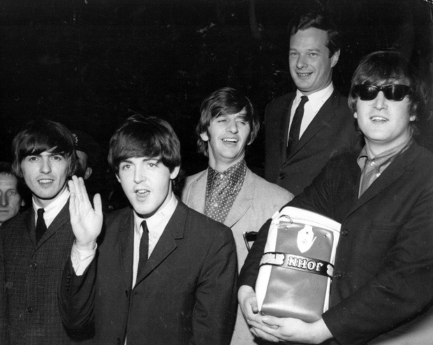 George, Paul, Ringo, John e Epstein (atrás) (Foto: Getty Images)