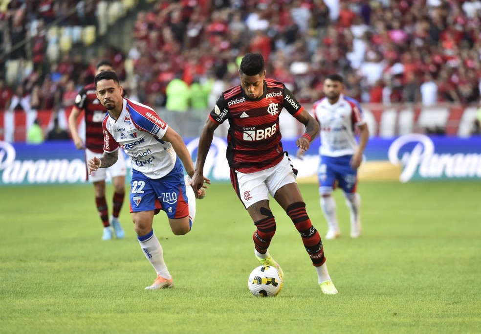 Bruno Henrique e Pikachu em Flamengo x Fortaleza — Foto: André Durão