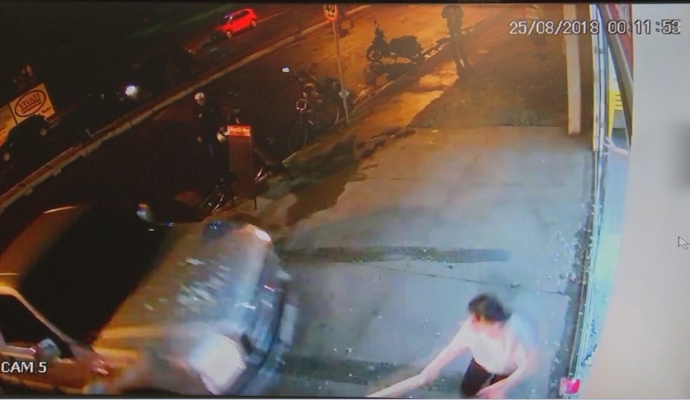 Motorista atropelou comerciante em Buritama (Foto: Reprodução/Circuito de segurança)