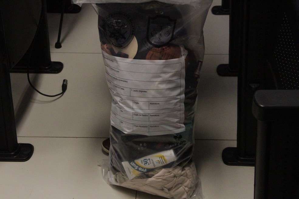 Roupas e itens pessoais de Patr&iacute;cia, encontrados em tonel de lixo, em Jo&atilde;o Pessoa &mdash; Foto: Luana Almeida/G1