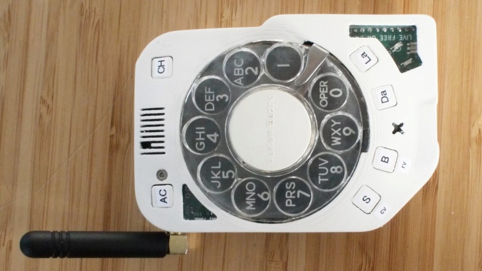 Telefone possui teclado giratório e antena — Foto: Reprodução/Gizmodo.com