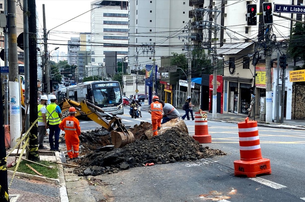 Equipe da Prefeitura de São Paulo conserta buraco na Avenida Brigadeiro Luís Antônio — Foto: Patrícia Figueiredo/G1