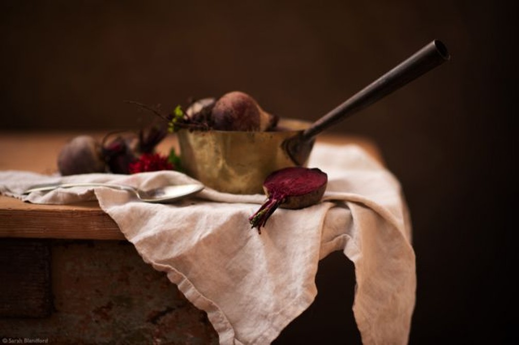 "Beterraba caseira em uma panela de cobre, pronta para cozinhar." — Foto: SARAH BLANDFORD