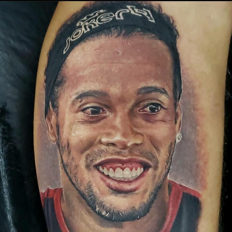 Tatuagem em homenagem a Ronaldinho Gaúcho (Foto: Reprodução/Instagram (@rodrigocatuabatattoo))