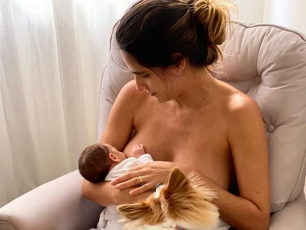 Marcella Fogaça amamenta filha (Foto: Reprodução/Instagram)