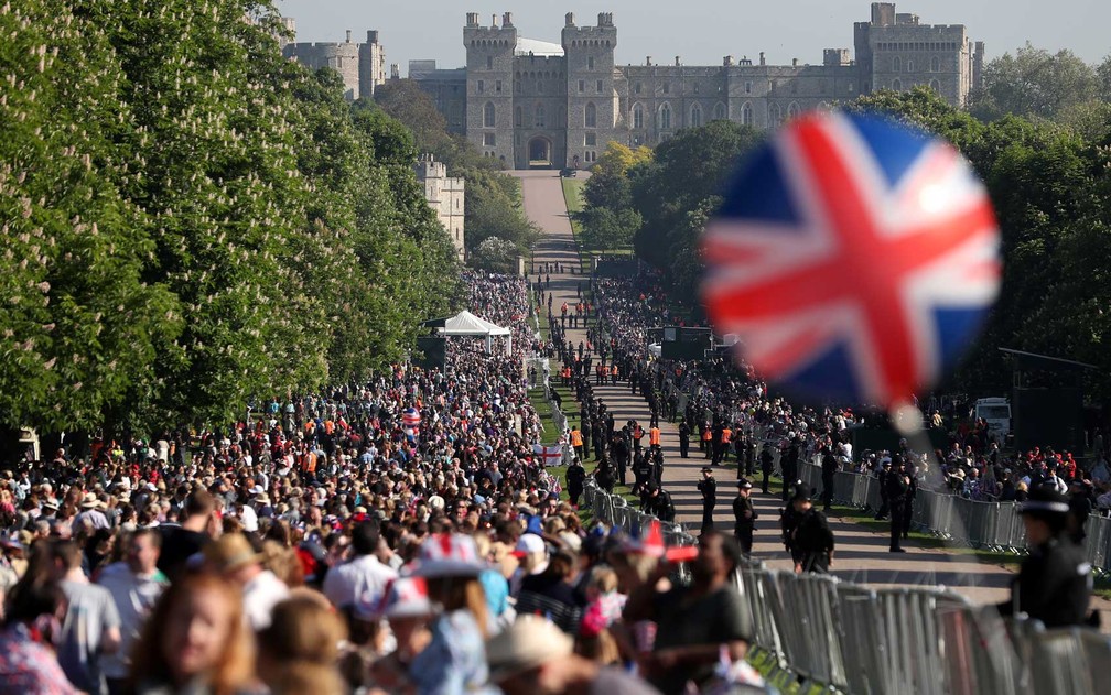BritÃ¢nicos e fÃ£s lotam a Long Walk que leva ao Castelo de Windsor (Foto: Daniel Leal-Olivas / AFP Photo)