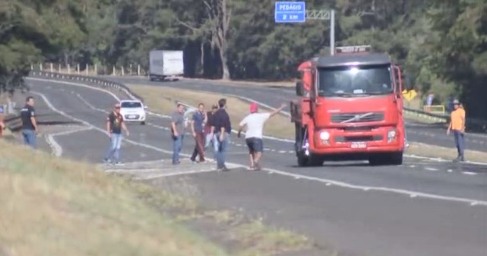 Caminhoneiros fazem protesto contra alta do diesel em rodovias da região de Bauru (Foto: TV TEM/Reprodução)
