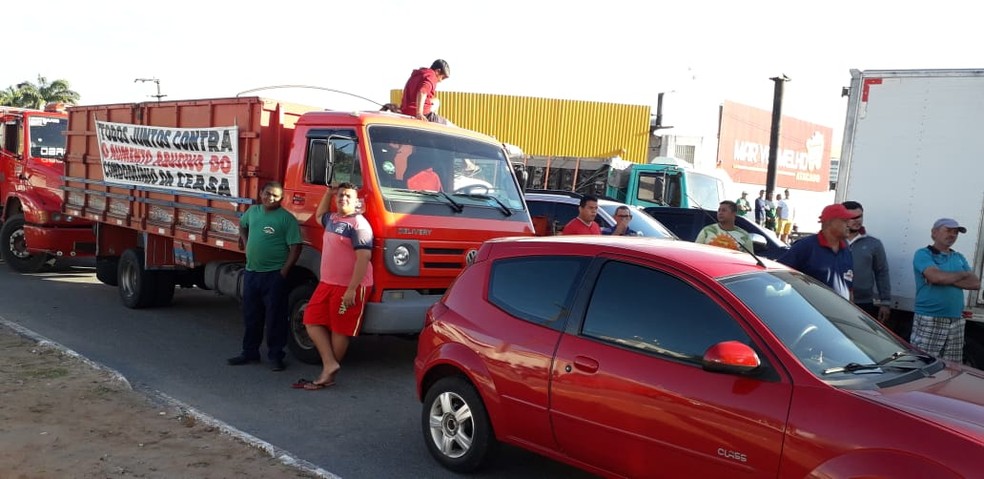 Em protesto, permissionÃ¡rios da Ceasa RN fecham parte da avenida CapitÃ£o Mor Gouveia, em Natal.  â€” Foto: KlÃªnyo GalvÃ£o/Inter TV Cabugi 