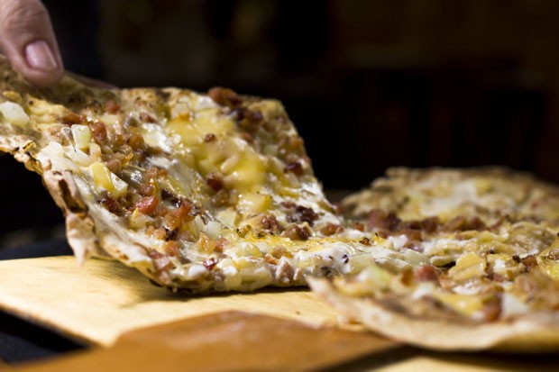 Tarte Flambée: pizza francesa tem massa fina, queijo e bacon (Foto: Oseias Barbosa)