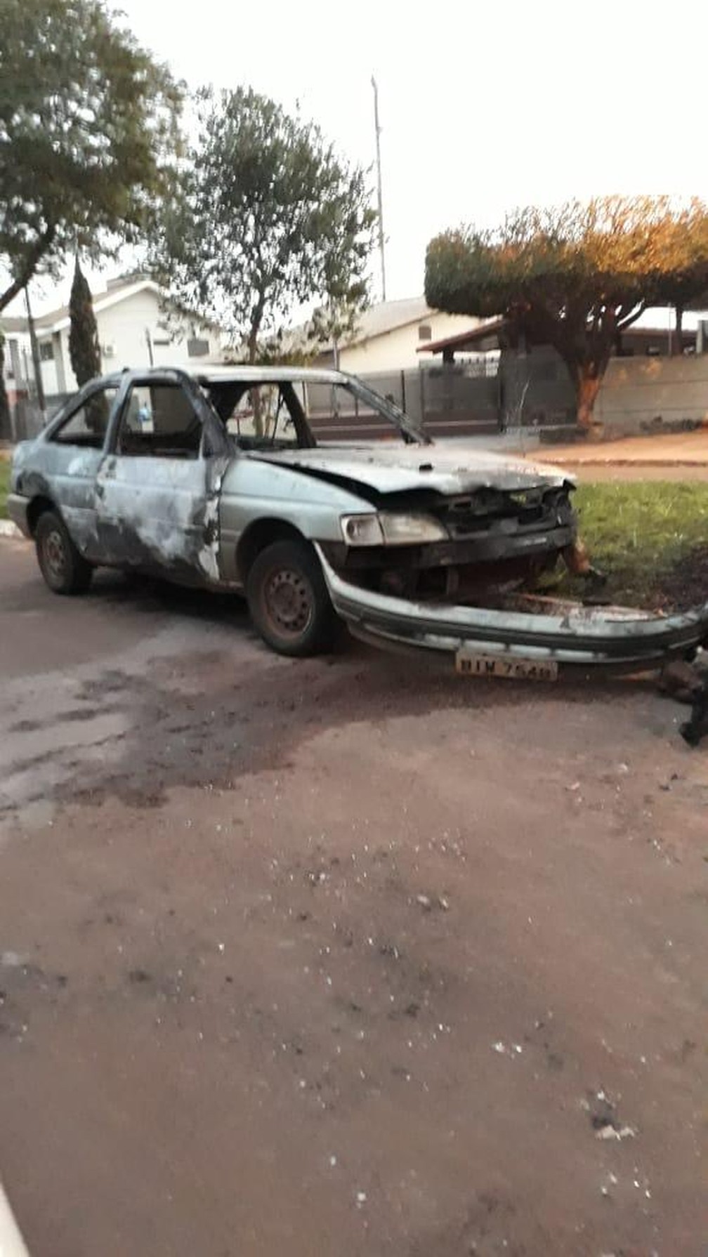 Carro encontrado queimado em Caarapó MS — Foto: PC/Divulgação