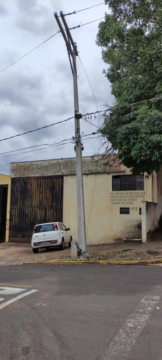 Veículo colide contra poste da rede elétrica e provoca interrupção no fornecimento de energia em dez bairros de Presidente Prudente