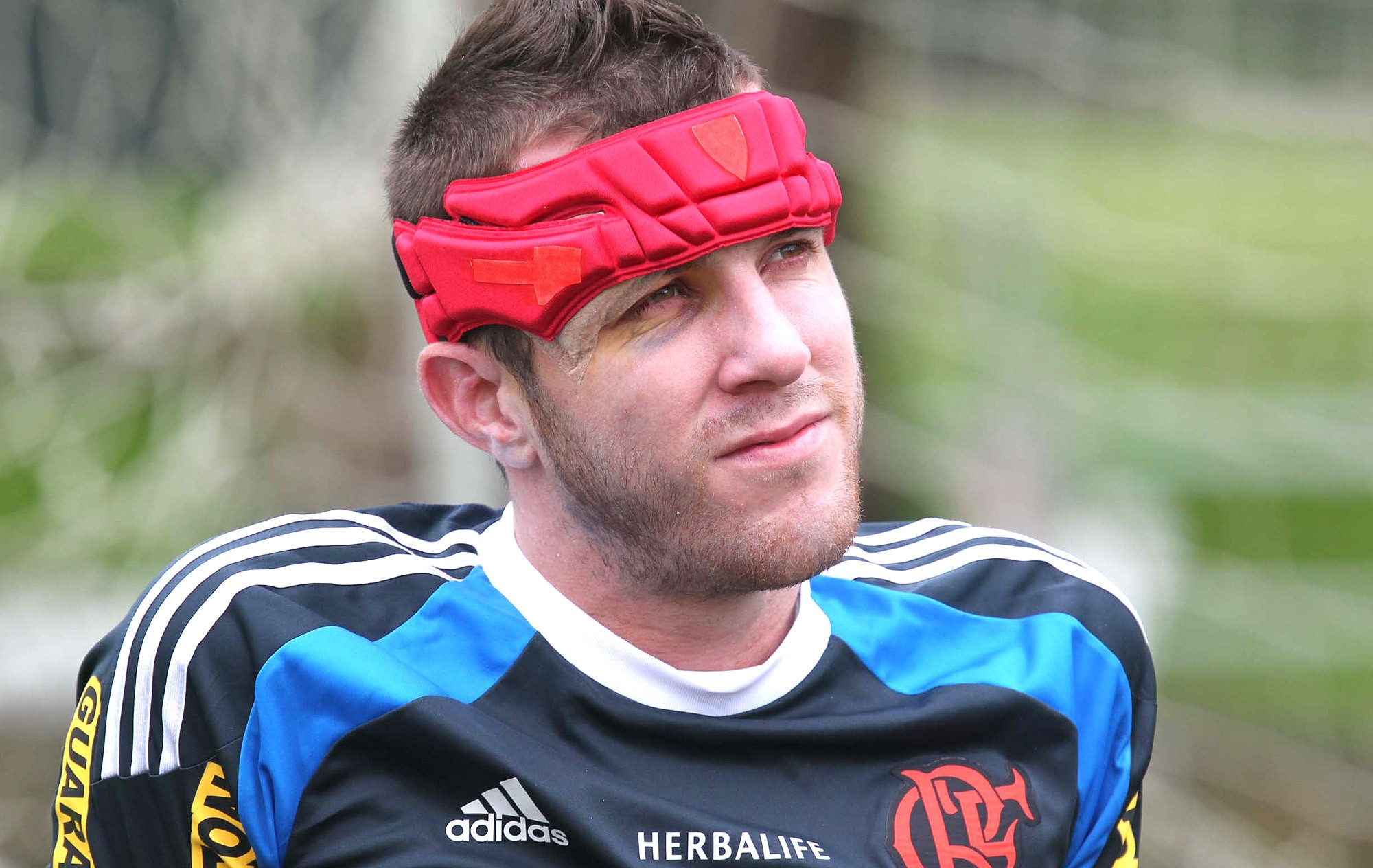 Sob forte chuva, Flamengo volta a treinar, Paulo Victor se machuca e vira dúvida