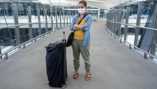 Imagem ilustrativa de mulher em aeroporto; mais de 200 brasileiros ainda não conseguiram deixar a Itália após pandemia de coronavírus (Foto: Getty Images)