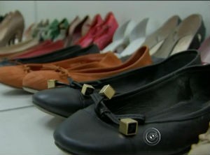Sapatos e bolsas de mulher de ex-fiscal  (Foto: Reprodução/TV TEM)