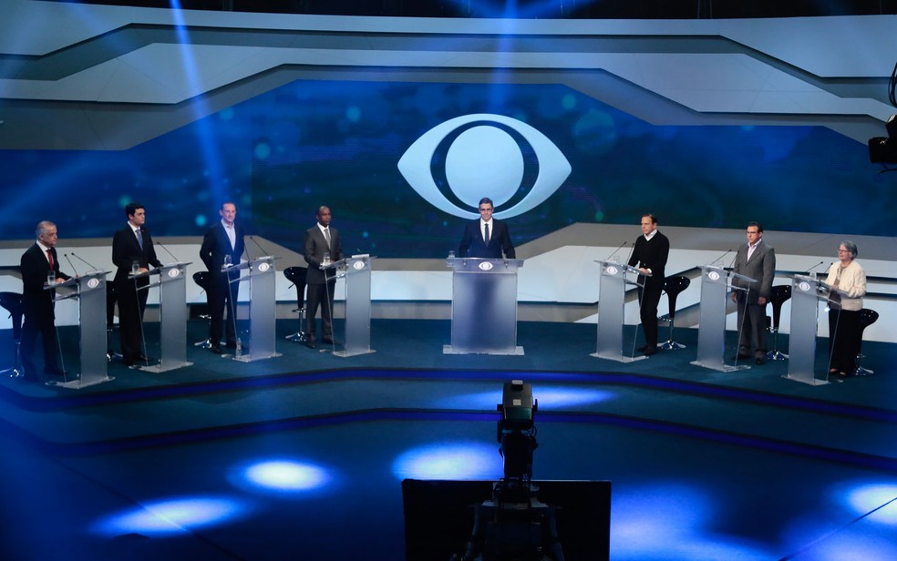 Candidatos ao governo do estado de SÃ£o Paulo em debate da TV Bandeirantes na noite desta quinta-feira (16): MÃ¡rcio FranÃ§a (PSB), Rodrigo Tavares (PRTB), Paulo Skaf (MDB), Marcelo CÃ¢ndido (PDT), JoÃ£o Doria (PSDB), Luiz Marinho (PT) e Professora Lisete (PSOL) (Foto: Adriana Spaca/Framephoto/EstadÃ£o ConteÃºdo)